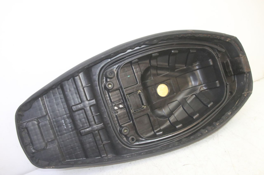 photo de SELLE KYMCO AGILITY 4T 50 (2018 - 2022) - Marcature e riferimenti originali