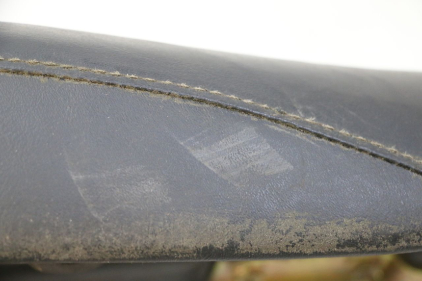 photo de SELLA POSTERIORE HYOSUNG GV AQUILA 125 (2000 - 2004) - Dettaglio del componente