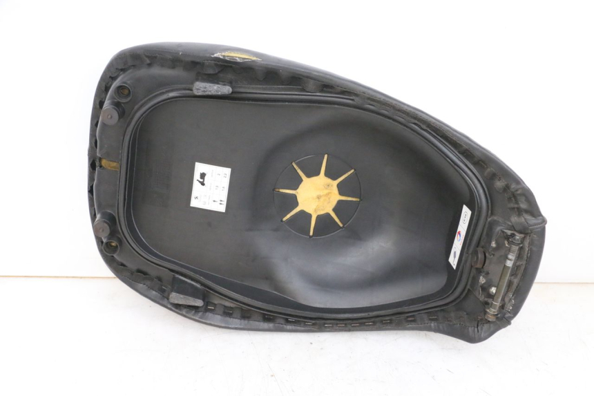 photo de SELLE PEUGEOT DJANGO 4T 50 (2014 - 2019) - Stato della superficie e materiale