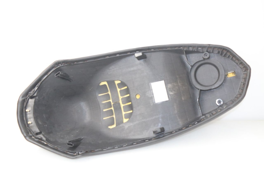 photo de SELLE PEUGEOT KISBEE 2T 50 (2010 - 2017)