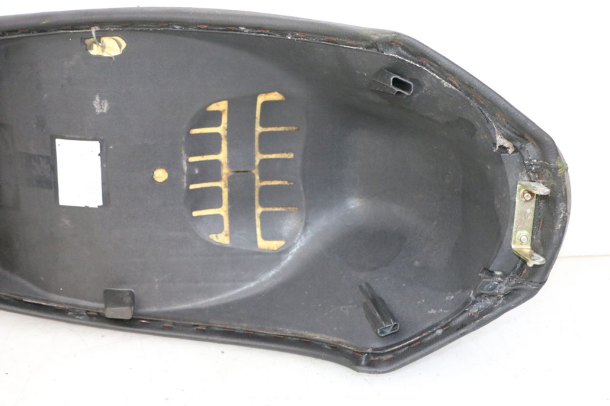 photo de SELLE PEUGEOT KISBEE 2T 50 (2010 - 2017)