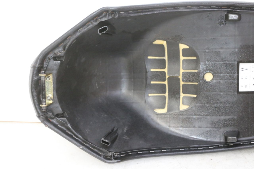 photo de SELLE PEUGEOT KISBEE 2T 50 (2010 - 2017)