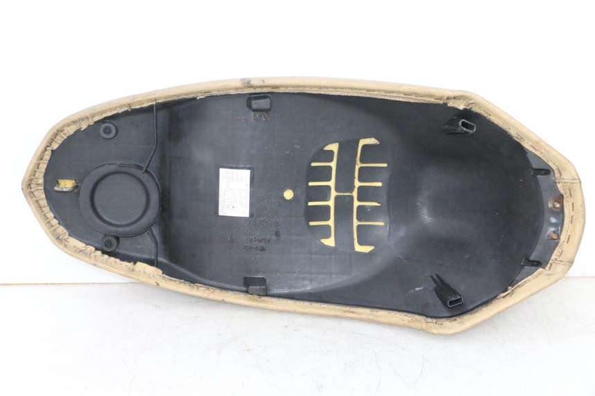 photo de SELLE PEUGEOT KISBEE 2T 50 (2010 - 2017) - Zoom sui componenti