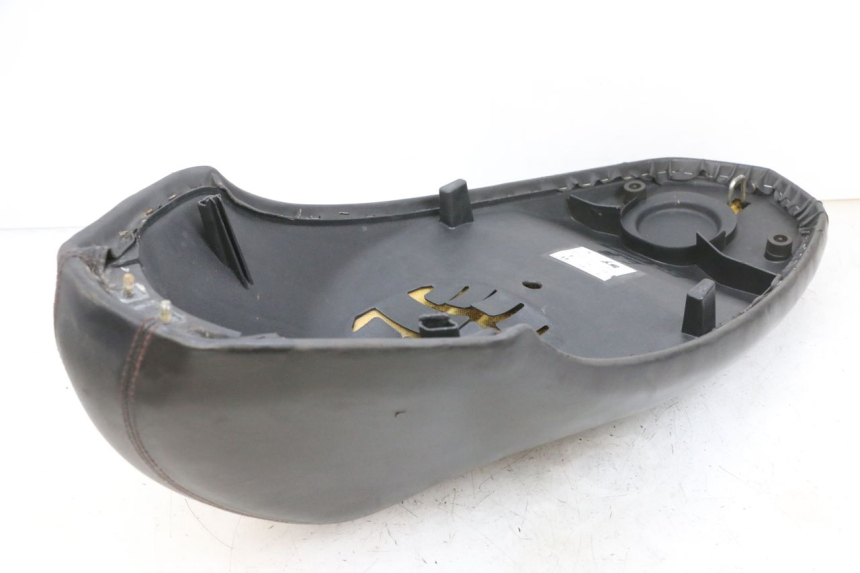 photo de SELLE PEUGEOT KISBEE 4T 50 (2018 - 2022) - Primo piano ad alta risoluzione