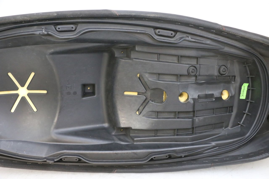 photo de SELLA PIAGGIO MP3 HPE 350 (2018 - 2020) - Marcature e riferimenti originali