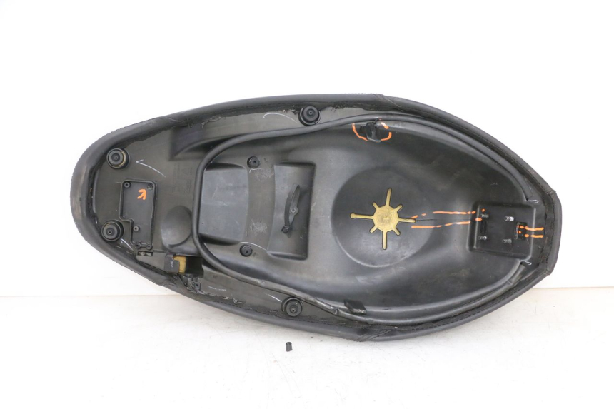 photo de SELLE PIAGGIO NEW TYPHOON 50 (2018 - 2021) - Dettagli dei punti di fissaggio