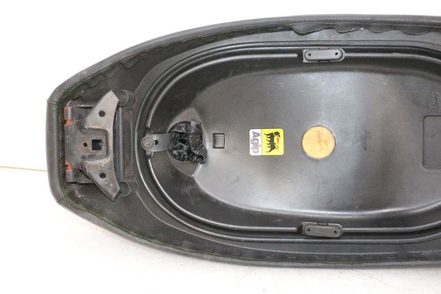 photo de SELLA PIAGGIO VESPA GTS SUPER IE 125 (2009 - 2016) - Dettagli dei punti di fissaggio