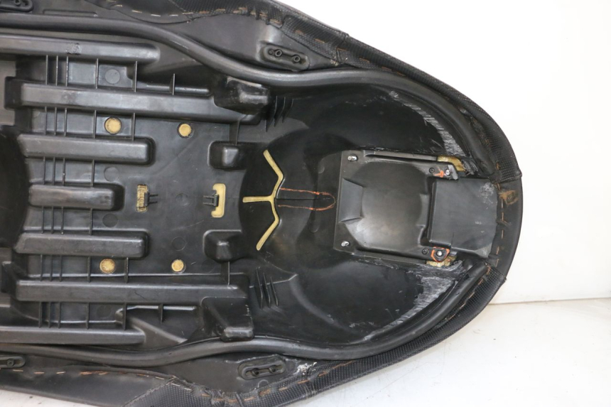 photo de SELLE YAMAHA XMAX X-MAX 125 (2006 - 2009) - Dettagli dei punti di fissaggio