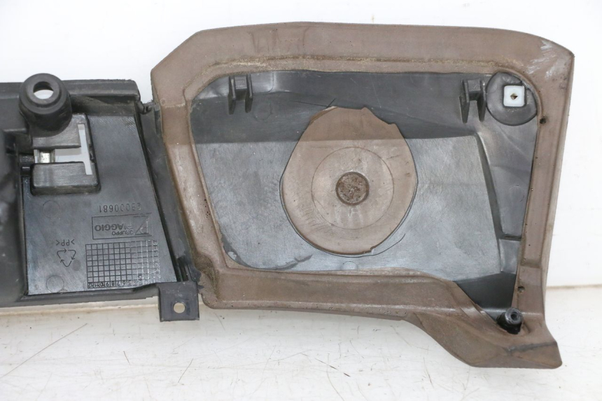 photo de PANNELLO INTERNO SUPERIORE PIAGGIO MP3 500 (2014 - 2016)