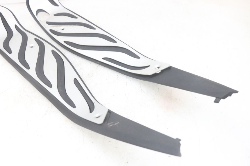 photo de CARENA PEDANA GOMME PIAGGIO MP3 HPE 300 (2019 - 2026) - Primo piano ad alta risoluzione