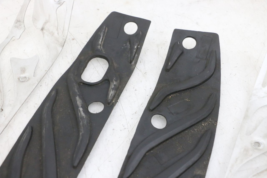 photo de CARENA PEDANA GOMME PIAGGIO MP3 500 (2016 - 2018) - Dettagli dei punti di fissaggio