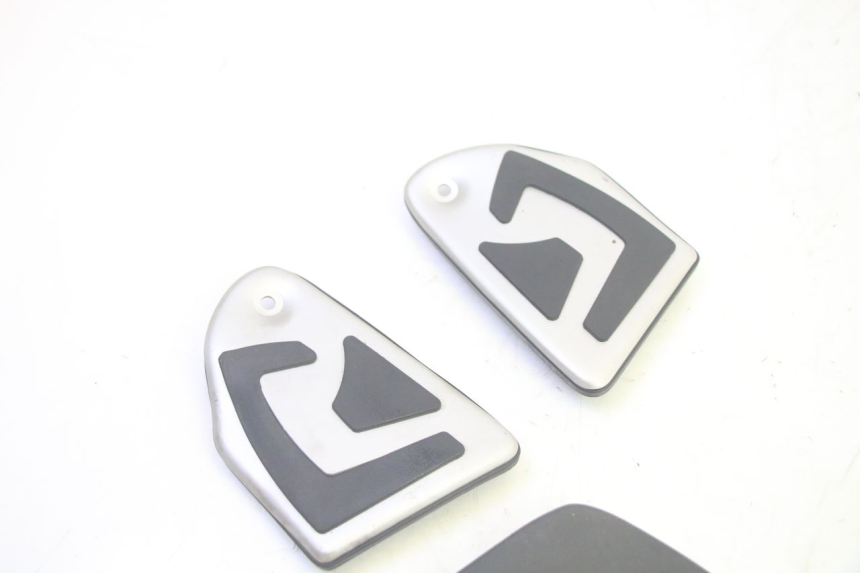 photo de CARENA PEDANA GOMME YAMAHA TRICITY 300 (2020 - 2024) - Dettaglio del componente