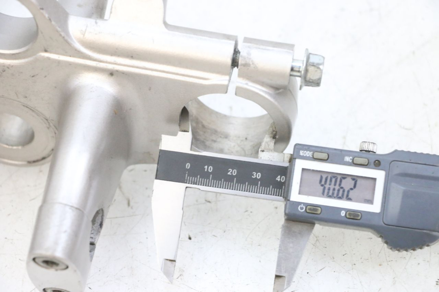 photo de PIASTRA SUPERIORE SUZUKI GSF N BANDIT 600 (1996 - 1999) - Dettaglio del componente