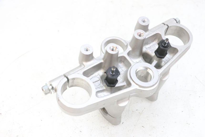 photo de PIASTRA SUPERIORE SUZUKI GSF N BANDIT 600 (1996 - 1999) - Primo piano tecnico