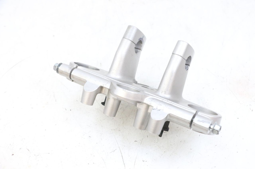 photo de PIASTRA SUPERIORE SUZUKI GSF N BANDIT 600 (1996 - 1999) - Dettagli dei punti di fissaggio