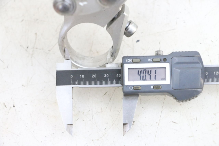 photo de PIASTRA SUPERIORE KAWASAKI ZR 7 750 (1999 - 2001) - Dettaglio del componente