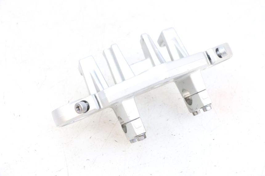 photo de PIASTRA SUPERIORE KAWASAKI ZR 7 750 (1999 - 2001) - Zoom sullo stato d'uso