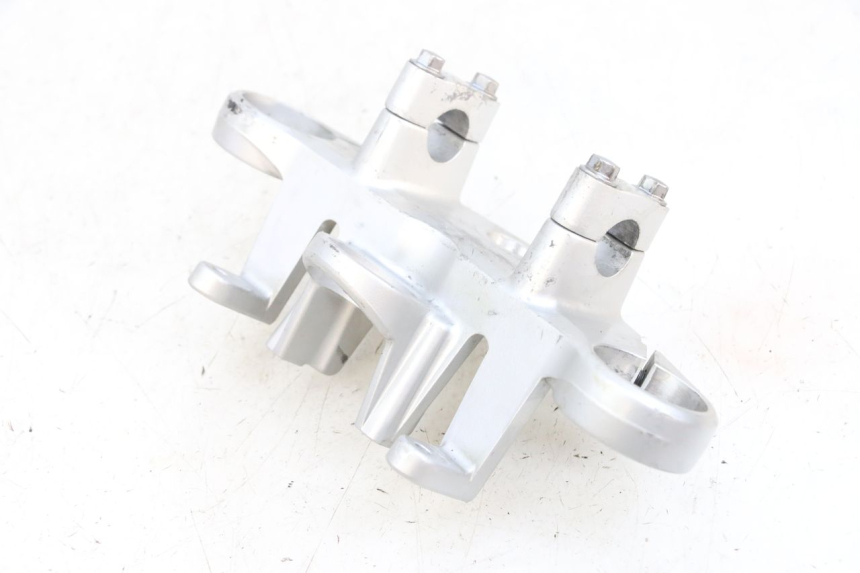 photo de PIASTRA SUPERIORE KAWASAKI ZR 7 750 (1999 - 2001) - Dettagli dei punti di fissaggio