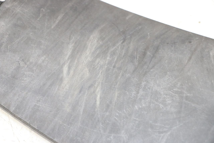 photo de SPORTELLO DEL SERBATOIO PIAGGIO MP3 LT 400 (2007 - 2012) - Zoom sullo stato d'uso