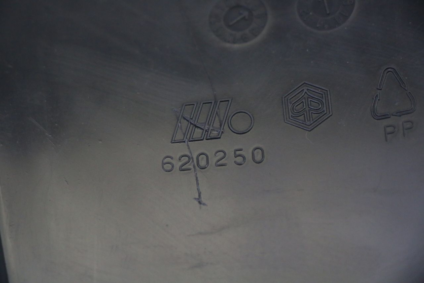 photo de SPORTELLO DEL SERBATOIO PIAGGIO MP3 LT 400 (2007 - 2012) - Primo piano tecnico