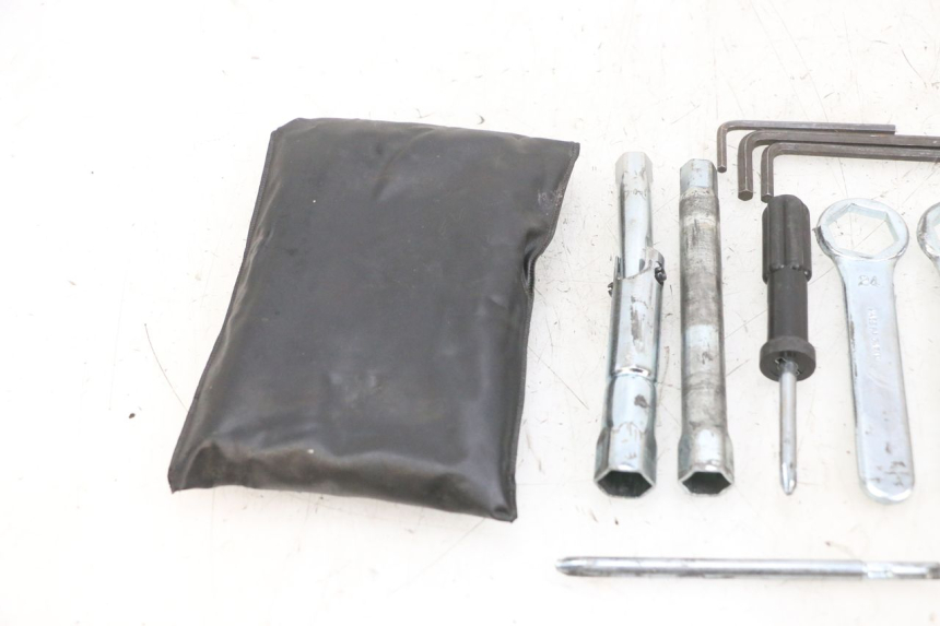 photo de KIT UTENSILI SUZUKI DL V STROM 1000 (2002 - 2007) - Altra angolazione