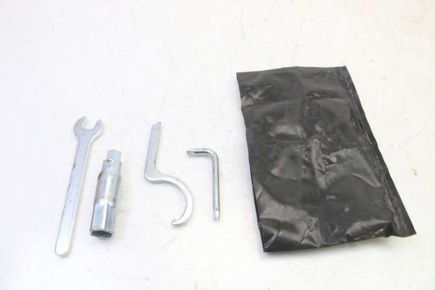 photo de KIT UTENSILI PIAGGIO MP3 RL 250 (2007 - 2010)