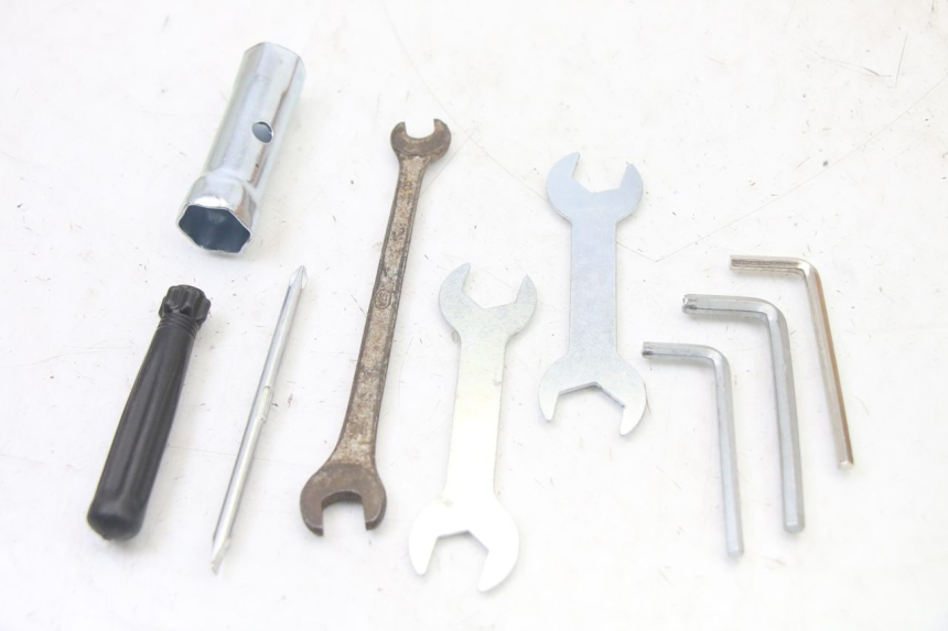 photo de KIT UTENSILI PEUGEOT KISBEE 4T 50 (2010 - 2017)