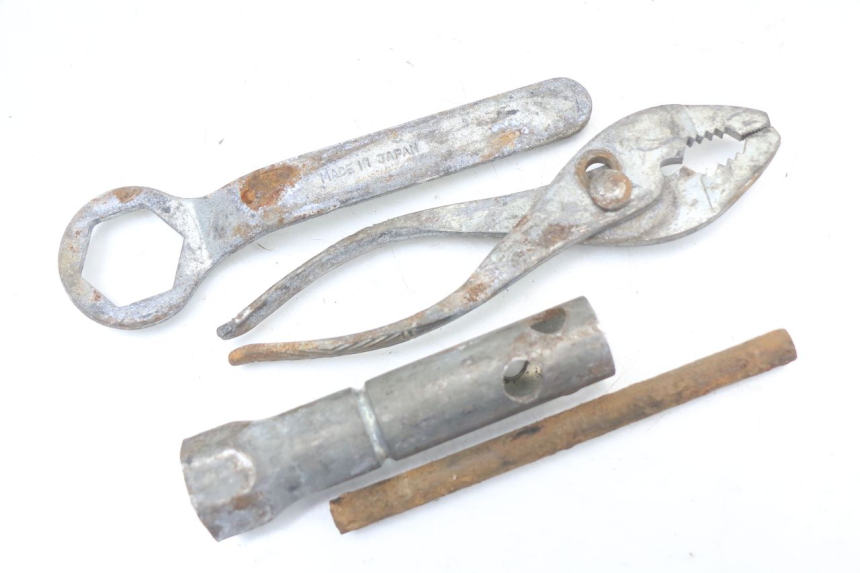 photo de KIT UTENSILI SUZUKI GN 125 (1997 - 2000)