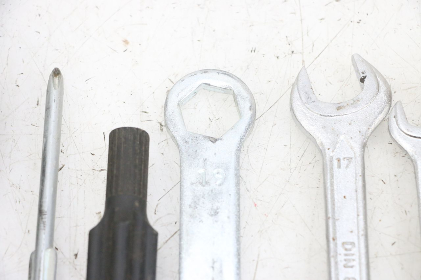 photo de KIT UTENSILI YAMAHA TZR 50 (2008 - 2016) - Marcature e riferimenti originali