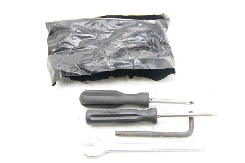 photo de SET DI ATTREZZI PIAGGIO VESPA GRANTURISMO 125 (2003 - 2007)