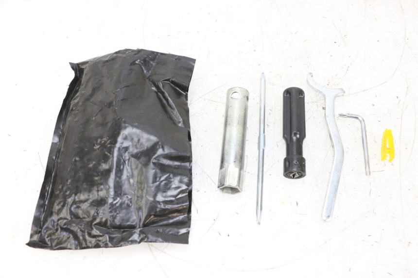 photo de KIT UTENSILI PIAGGIO VESPA GTS SUPER IE 125 (2009 - 2016) - Vista principale