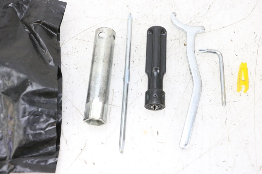 photo de KIT UTENSILI PIAGGIO VESPA GTS SUPER IE 125 (2009 - 2016) - Altra angolazione