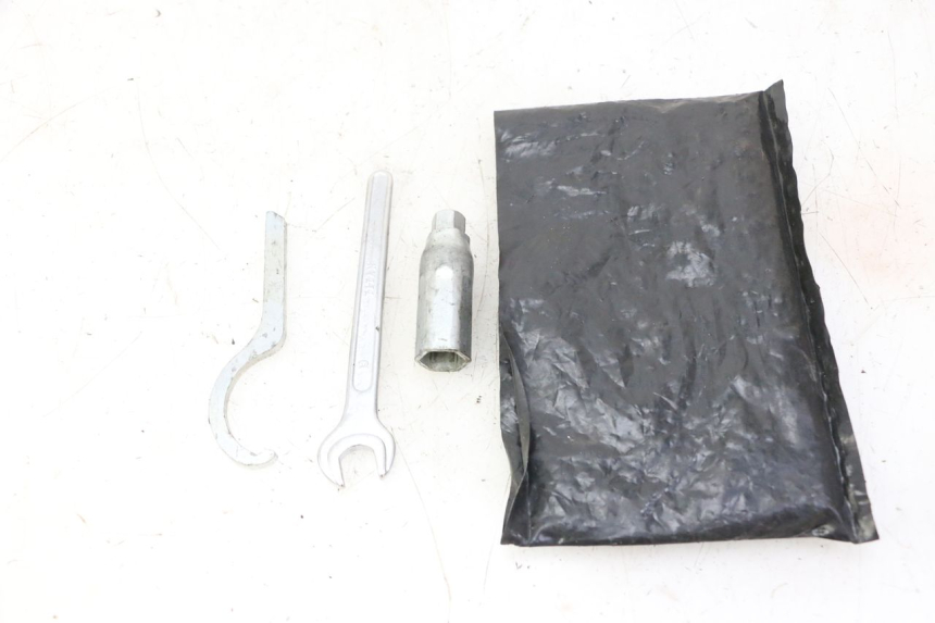 photo de KIT UTENSILI PIAGGIO X9 EVOLUTION 125 (2003 - 2007)