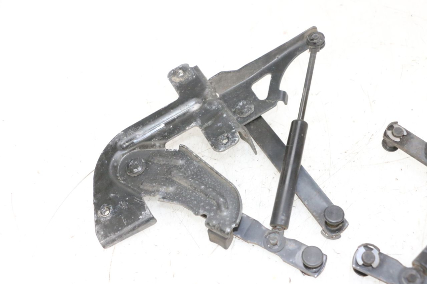 photo de AMMORTIZZATORE  SOTTOSELLA PEUGEOT SATELIS 125 (2013 - 2018) - Dettagli dei punti di fissaggio