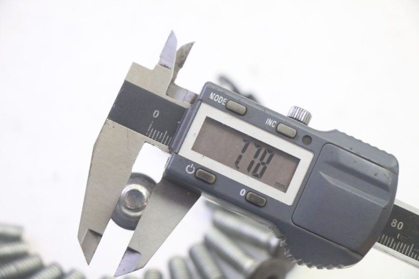 photo de BULLONE DEL DISCO DEL FRENO KAWASAKI GPZ RX 1000 (1986 - 1988) - Primo piano tecnico